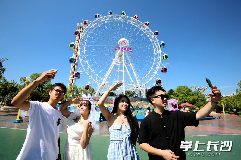 两对情侣留影记录幸福时刻。