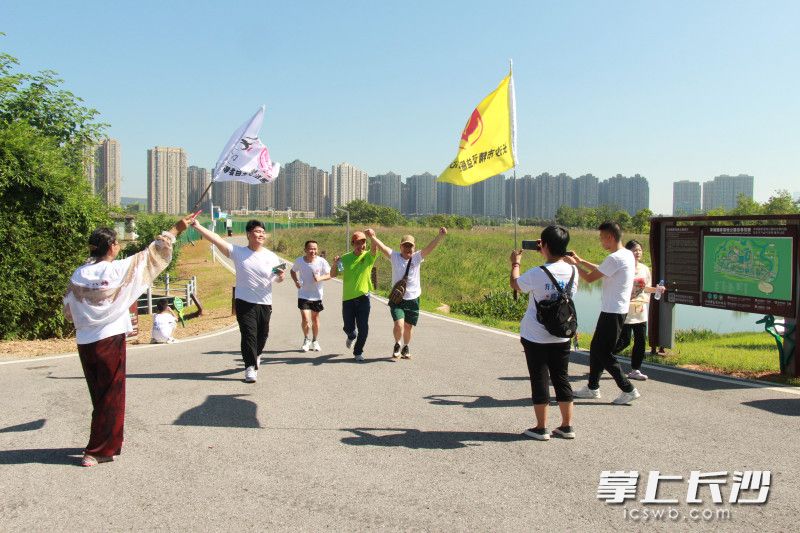 心智障碍者和志愿者携手跑过3公里路程。