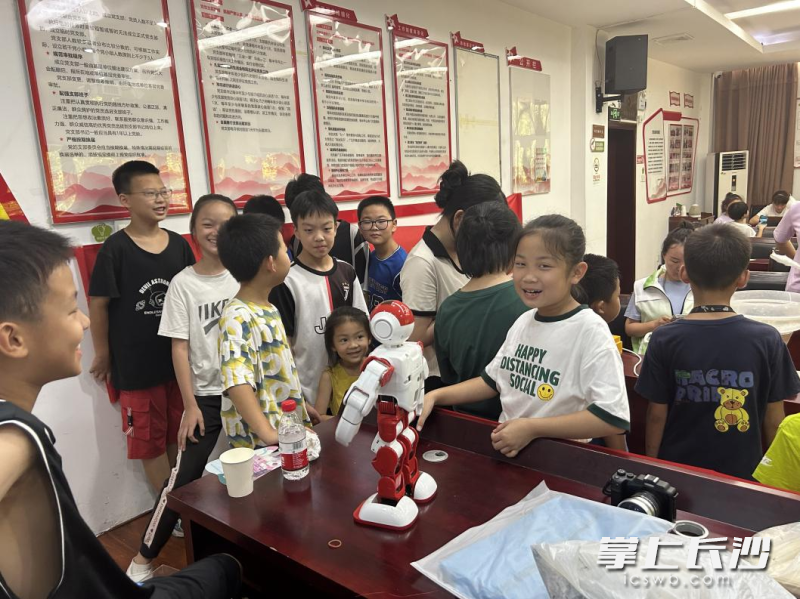 “惠民科普直通车”带来的各种科普体验引起孩子们浓厚兴趣。均为通讯员谭征凯供图