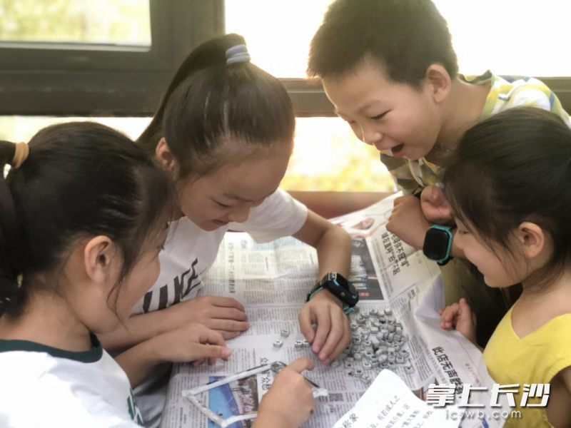 学生们现场挑战活字印刷。