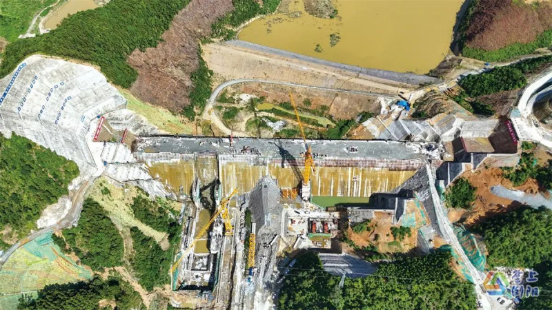 入伏以来的持续高温，给户外施工带来了严峻“烤”验。8月4日，在位于达浒镇的椒花水库枢纽工程现场，建设者们顶烈日、战高温，用汗水“浇筑”治水重器。