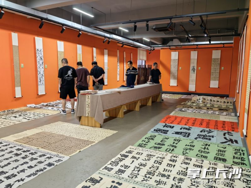现场，系列主题艺术大赛作品评审工作正有序进行。  均为天心区供图