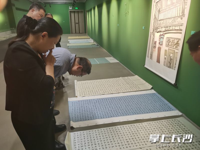 专家评委对作品进行斟酌研讨。