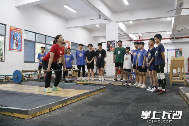 长郡·浏阳实验学校举重训练馆里，教练邓建英正在指导训练。 均为长沙晚报全媒体记者 林暘 摄