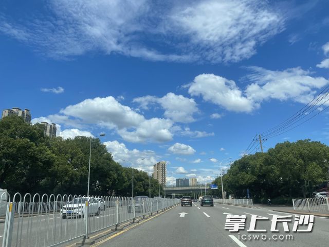 7日9时2分市气象台继续发布高温橙色预警。长沙晚报全媒体记者 舒元臻 摄