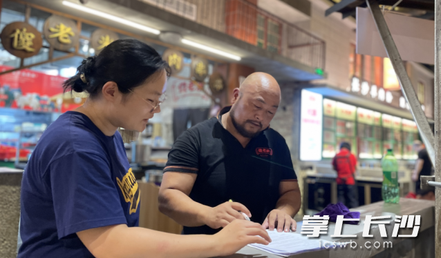 走访辖区餐饮门店排查隐患、签订安全生产责任书。