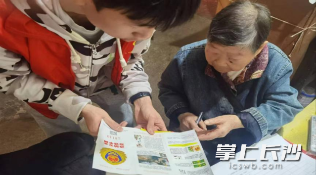 志愿者队伍对特殊群体进行安全生产精准宣教。均为长沙晚报通讯员 李雪 谭佳耀供图