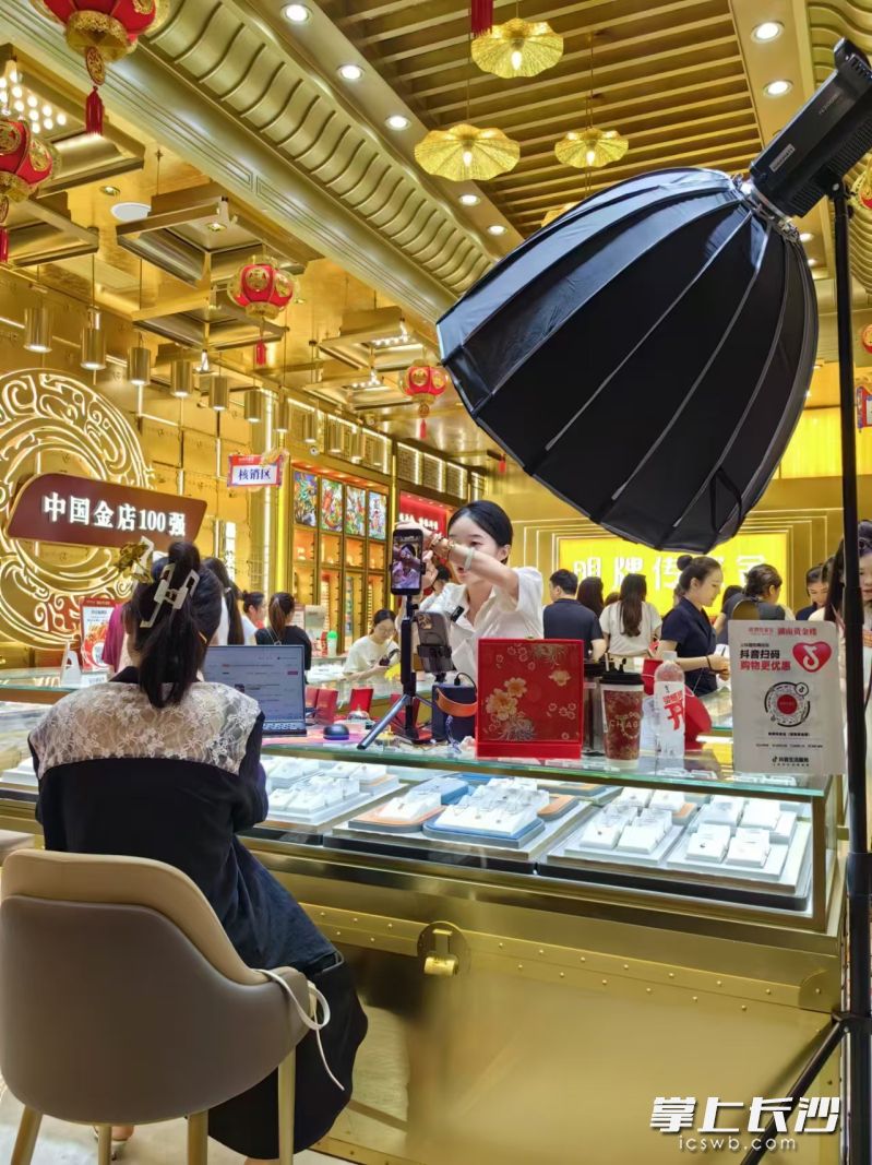 许多金店一边线下销售一边线上引流。 许多金店一边线下销售一边线上引流。