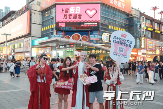 情侣在七夕当天可以免费投屏打卡。  通讯员供图