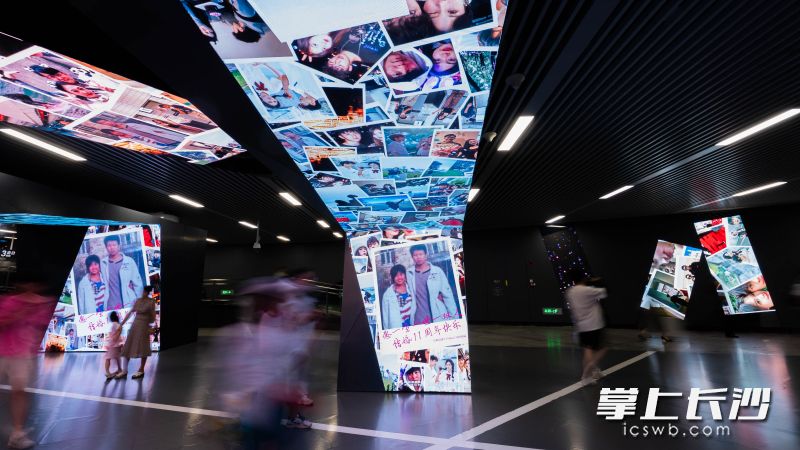 在长沙地铁数字艺术馆，诸多市民网友的留言照片呈现在电子屏幕上。 均为长沙晚报通讯员周鹏供图