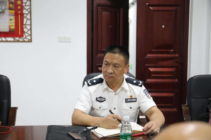 长沙市公安局治安管理支队党委副书记、政委梁晓国。均为受访者供图