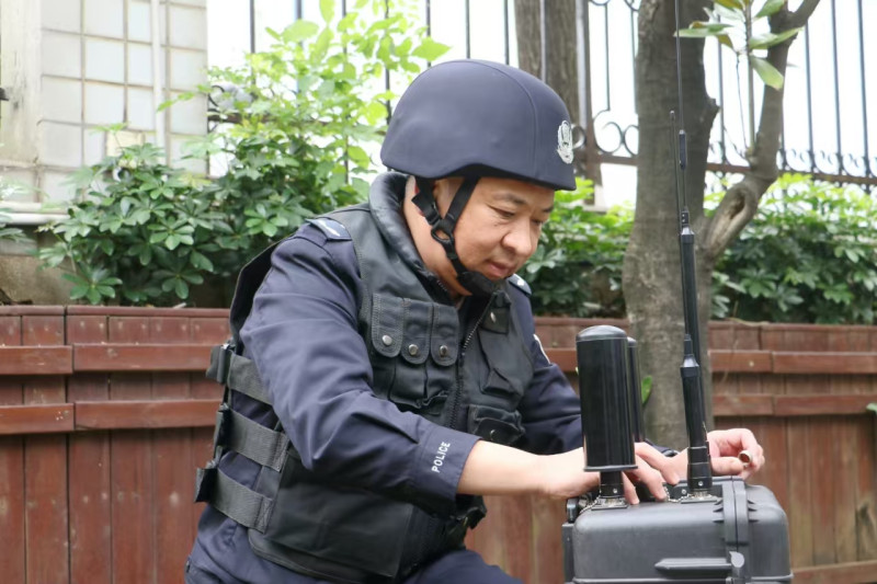 梁晓国在处置排爆工作。