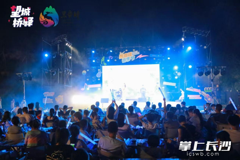 8月9日、10日晚，“黑麋峰山谷音乐计划——爱在海拔 520 • 七夕流星音乐节”在长沙黑麋峰国家森林公园偶尔露营营地举办。 均为长沙晚报通讯员王水供图