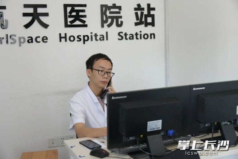 湖南航天医院120院前急救站工作人员在接听群众的“120”电话。  长沙晚报通讯员 李良昂 摄