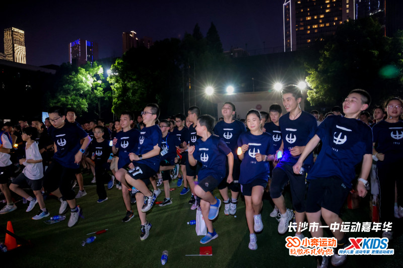学生们展现运动热情。
