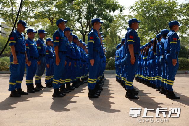 8月10日，岳麓蓝天救援队正热火朝天地操练。  长沙晚报通讯员 桂生 供图