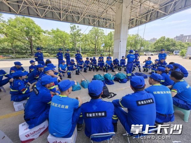 队员们进行急救技能考核。长沙晚报通讯员 桂生 供图