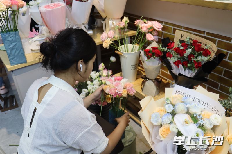 工作人员正在店内整理七夕出售的鲜花。  长沙晚报全媒体记者 陈登辉 实习生 梁珏 摄