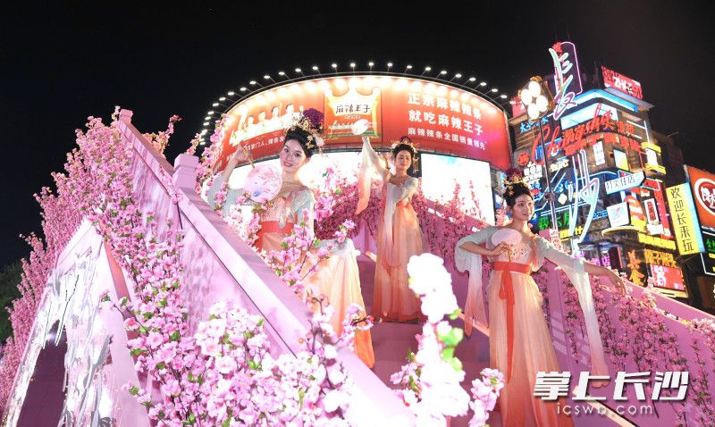 古风巡游，汉服巡游队伍伴随音乐载歌载舞，以爱为连结，传递浪漫。