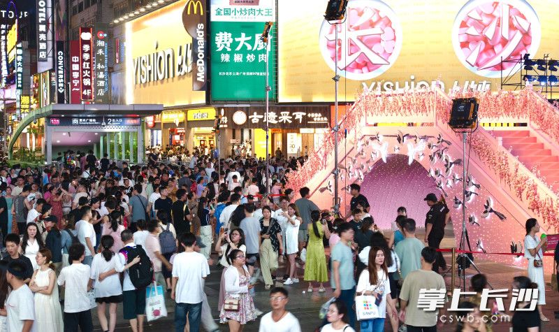 黄兴广场搭建的大型鹊桥吸引了众多市民前来打卡，拍照留念，浪漫的氛围让人陶醉。