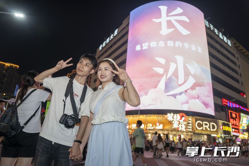情侣欢度浪漫七夕。