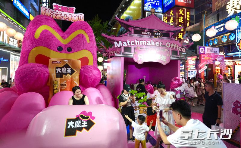 大魔王月老办事处持续营业，游客市民可参与活动木鱼敲敲乐、幸运上上签、月老桃花箱，赢周边、零食、花束。