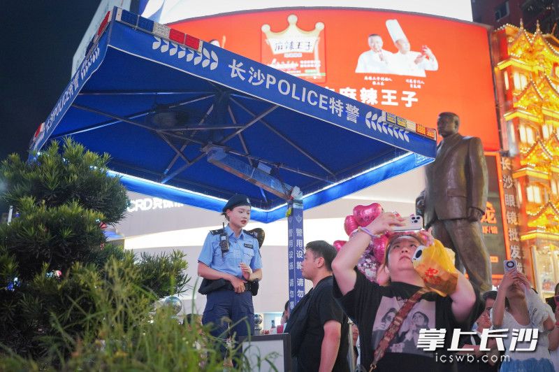 8月10日晚，黄兴广场，警用亭内，一位长沙女特警正在向游客提供咨询服务，帮助游客畅游长沙。