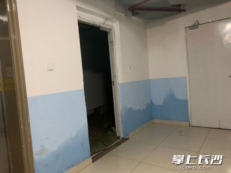 电梯厅附近墙壁下，留下被水淹的痕迹。