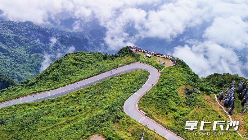 在云端骑行。 在云端骑行。