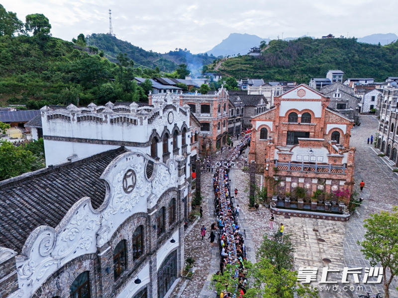 极具民族特色的“长龙宴”。 极具民族特色的“长龙宴”。
