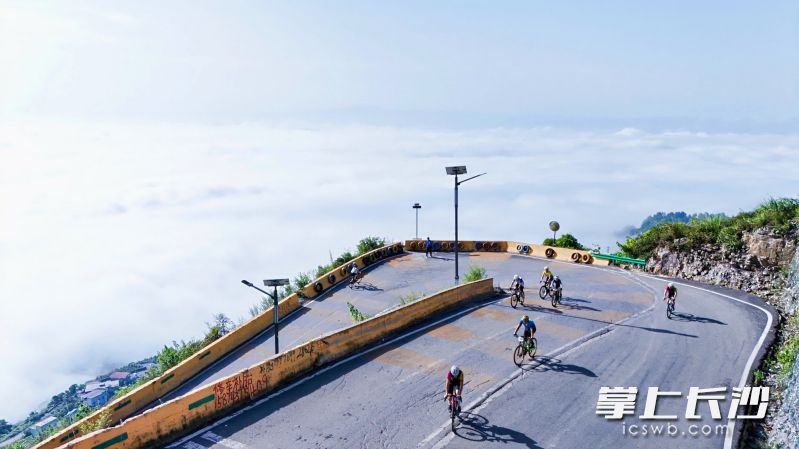 在云端骑行。 在云端骑行。