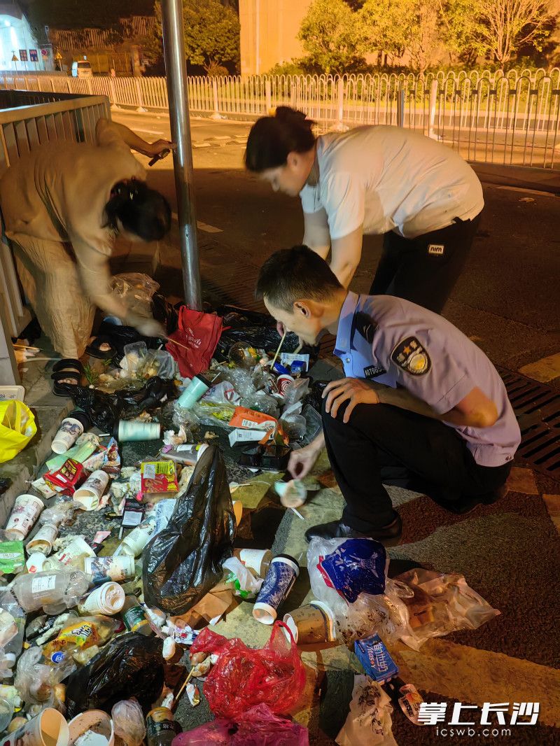 民警深夜翻垃圾帮游客寻找结婚戒指。图片均由长沙晚报通讯员 邵青 提供