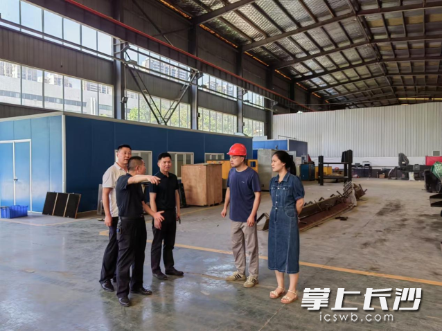 湘江新区应急管理局工贸处深入企业开展高温暑期工贸安全监管百日攻坚行动检查。