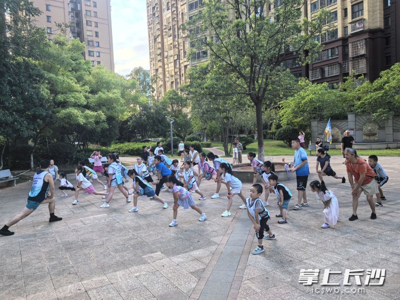 易青组织小朋友们热身。
