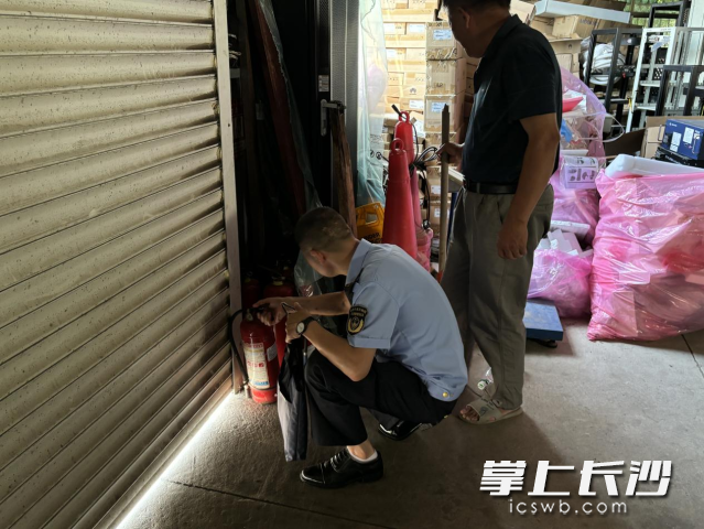8月14日，天心区大托铺街道应急办深入辖区企业开展消防安全专项检查。均为长沙晚报通讯员 宋进源供图