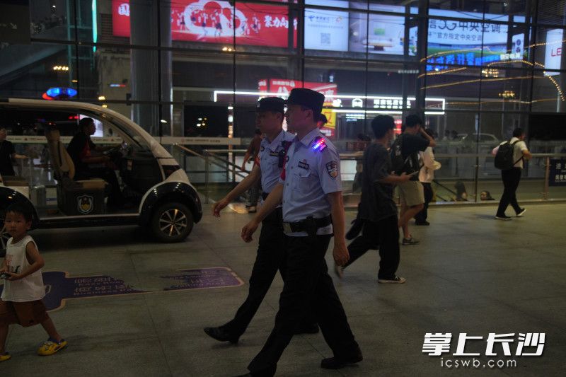 民警在巡逻执勤。