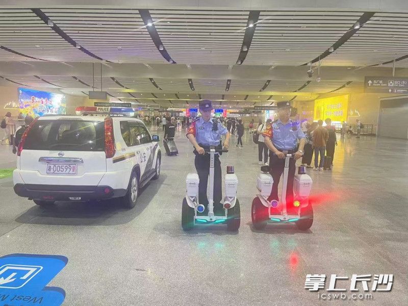 民警在巡逻执勤。 均为长沙晚报通讯员张威供图