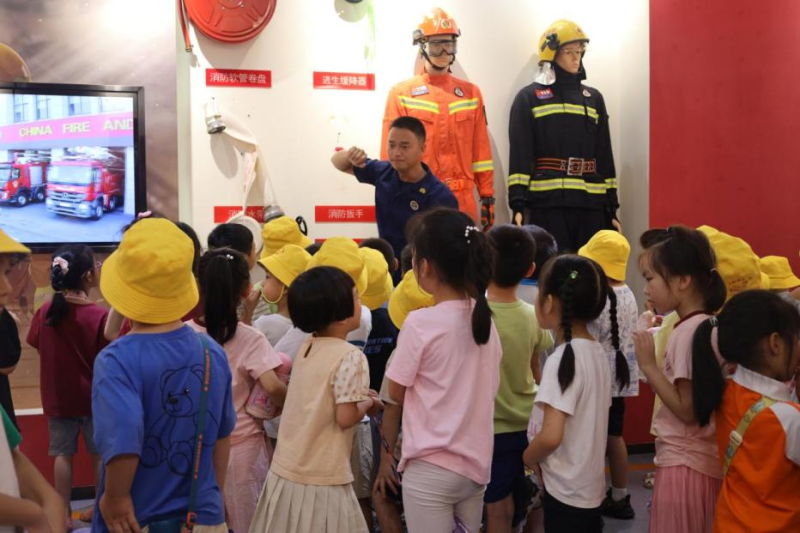 望城区月亮岛消防救援站宣传员讲解、展示消防器材。通讯员供图