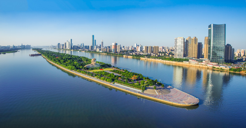 一江碧透的湘江水中央，绿意环绕的橘子洲公园，犹如一个城市“客厅”，游轮从清澈的水面滑行而过。长沙晚报全媒体记者 罗杰科 摄