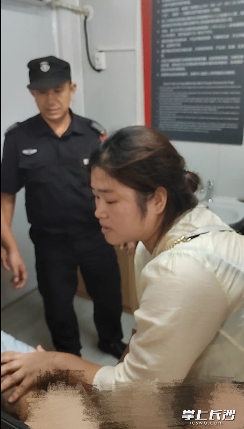 刘燕正在施手急救。监控截图 刘燕正在施手急救。监控截图