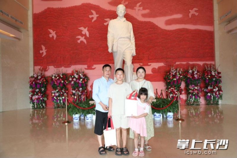 刘燕(后排右)和家人在湖南雷锋纪念馆参观。受访者供图 刘燕(后排右)和家人在湖南雷锋纪念馆参观。受访者供图