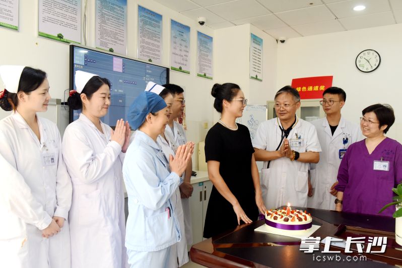 唐浩主任医师代表医护人员为特别的“寿星”送上了真心祝福。