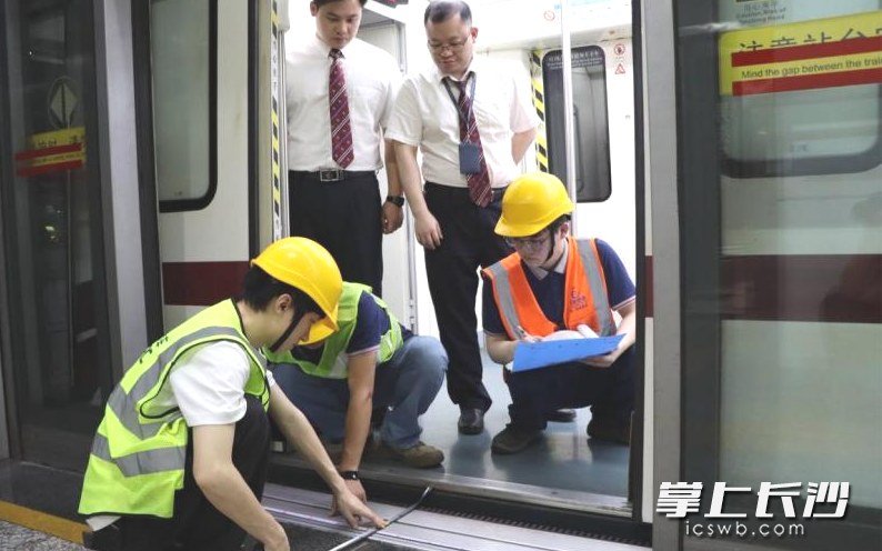调试测试阶段，长沙地铁累计投入人员2520人次，上线调试列车391列次。