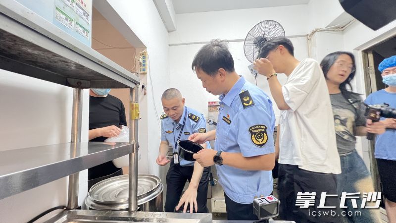 检查人员在对外卖商家现场制作情况进行检查。长沙晚报全媒体记者 周辉霞 摄