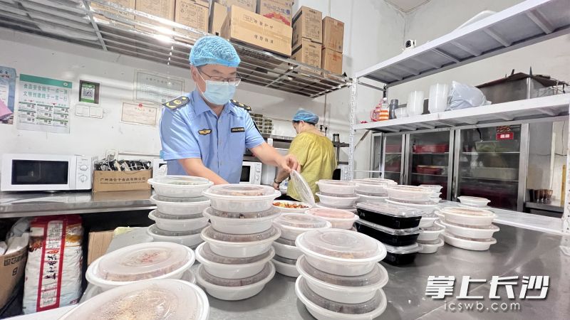 检查人员在对外卖商家现场制作情况进行检查。长沙晚报全媒体记者 周辉霞 摄