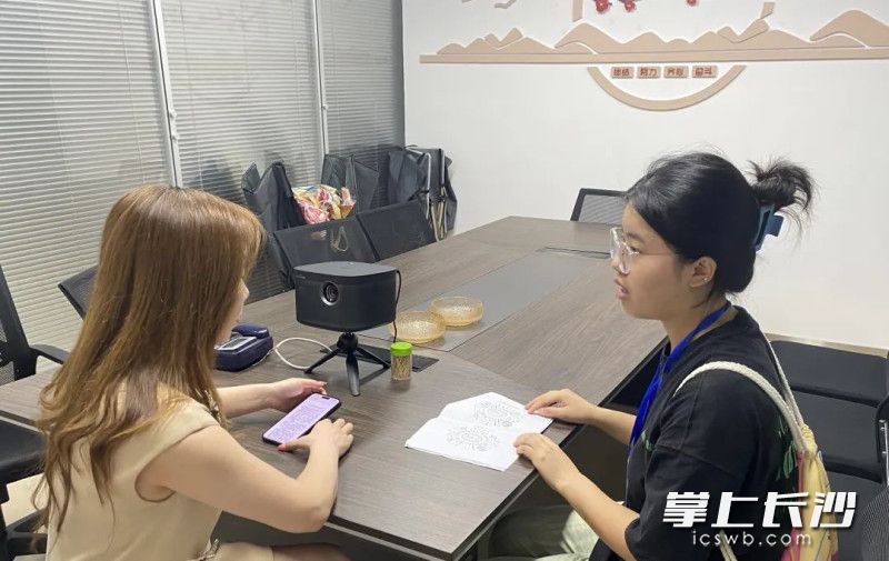 天心区就业服务专员在辖区企业走访，了解企业用工需求。