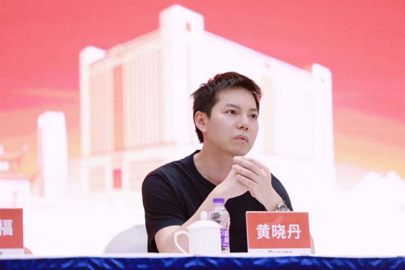 ▲万家丽集团总经理黄晓丹出席会议