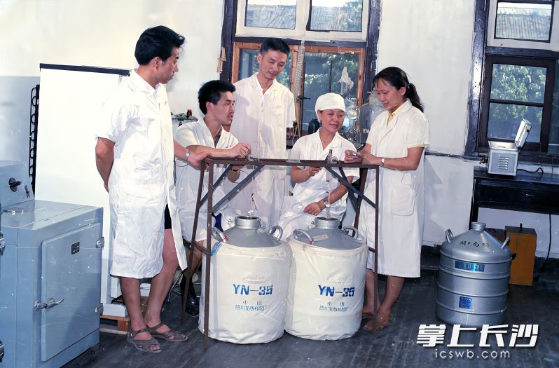 卢光琇教授（右一）带领团队建设人类冷冻精子库。 均为受访者供图