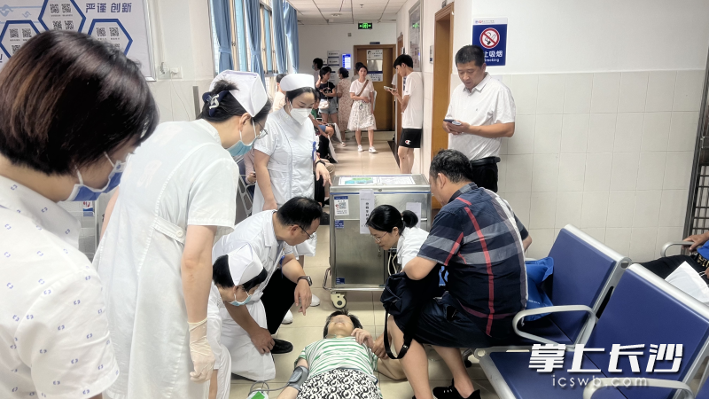 实施抢救前，医护人员给患者做生命体征评估。