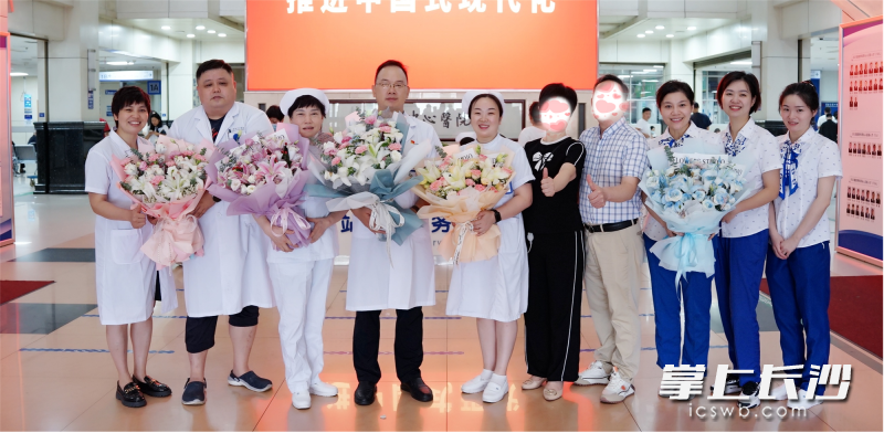 今天是中国医师节，被救治过来的病人及家属给医护人员送来鲜花。均为医院供图